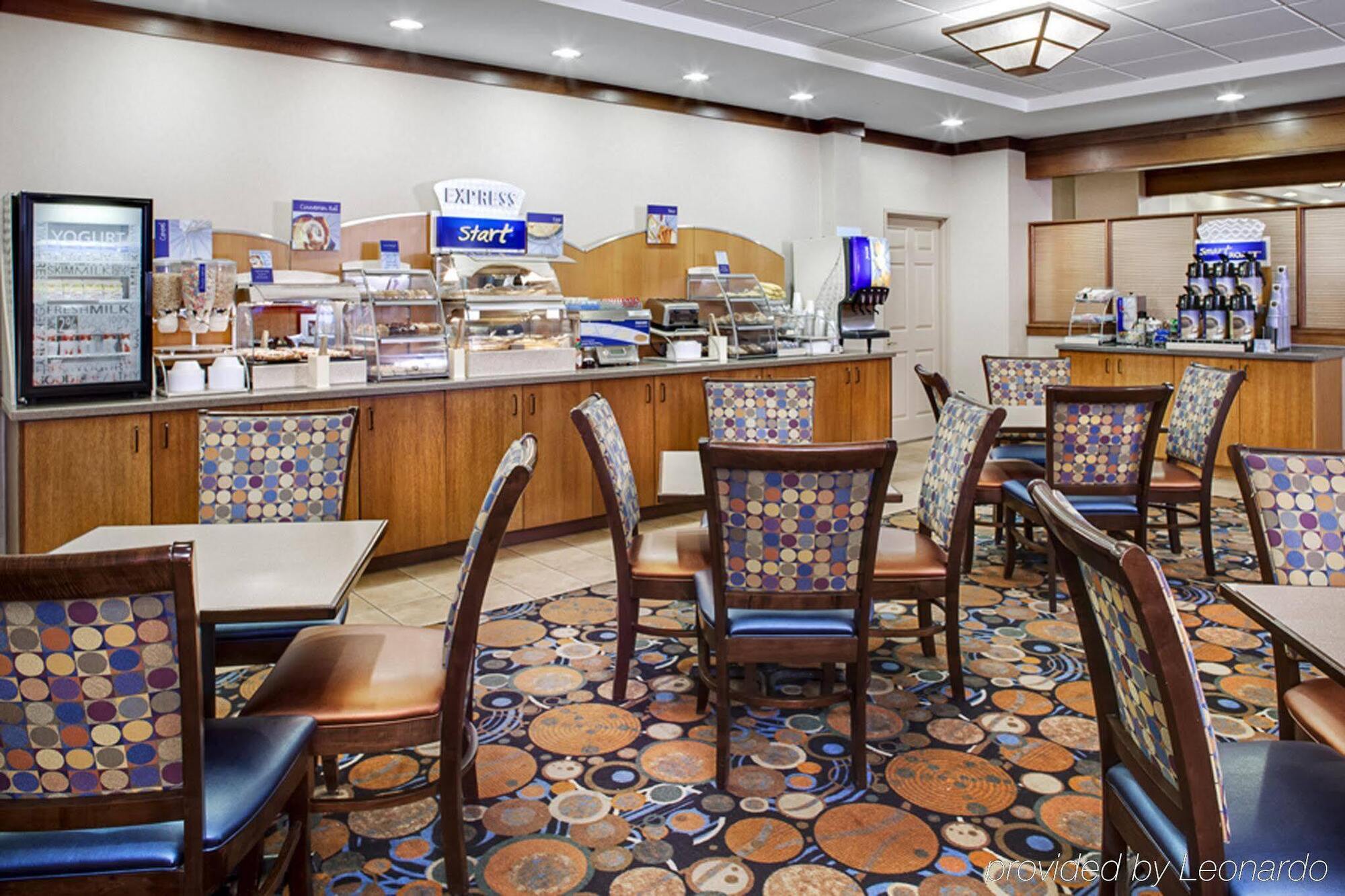 Holiday Inn Express Hotel & Suites Coralville By Ihg Exterior photo